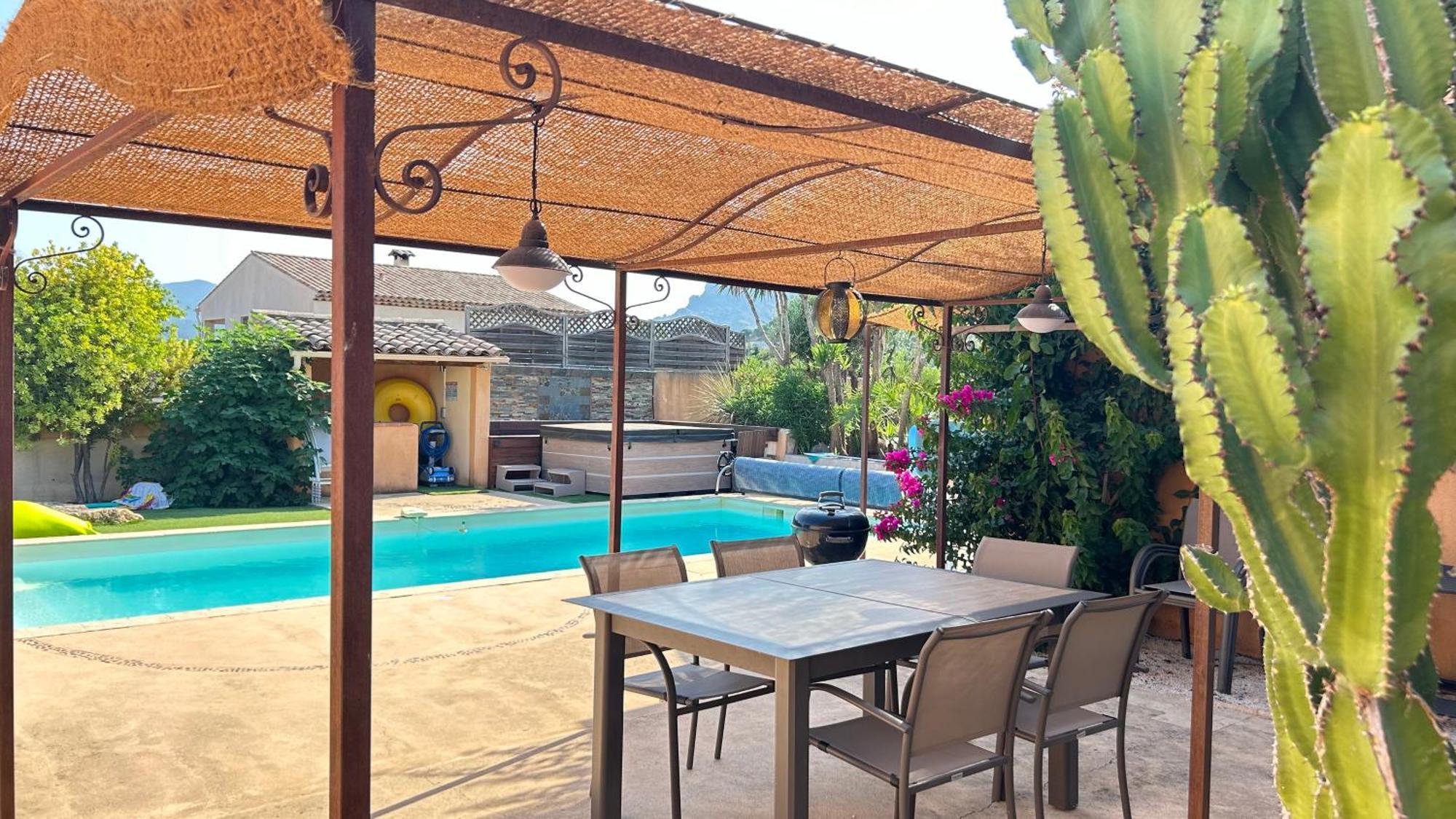 2 Hebergements - 10 Couchages - Parking, Piscine, Jacuzzi - Convivialite Roquebrune-sur Argens Dış mekan fotoğraf